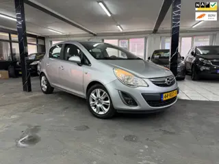 Opel Corsa 1.4-16V Cosmo vol Automaat | stoel en stuur verwarming zeer nette