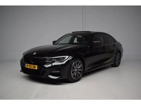 BMW 3-serie 320i 184PK AUT8 M-SPORT LEER / CAMERA / SCHUIFDAK / CARPLAY / STOELVERWARMING / SFEERVER