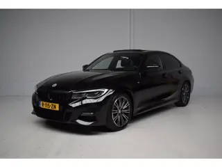 BMW 3-serie 320i 184PK AUT8 M-SPORT LEER / CAMERA / SCHUIFDAK / CARPLAY / STOELVERWARMING / SFEERVER