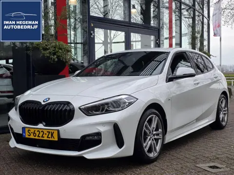 BMW 1-serie 118i M-SPORT | Navigatie | Stoelen + Stuur verwarmbaar | Cruise Control | Electr. achter