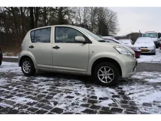 Daihatsu Sirion 2 1.0-12V Trend 5 drs 206 dkm nl auto nw apk 1-2-2027