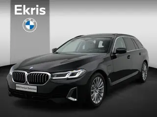 BMW 5 Serie Touring 530e Luxuryline | Stuurwielrand Verwarmd | Trekhaak | Panoramadak | 4-zone Airco