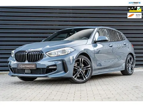 BMW 1-serie 118i Executive M Sport / CARPLAY / STOELVERWARMING / STORM BAY
