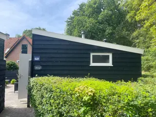 Knus huisje met prachtig uitzicht op dennenbos