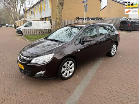 Opel Astra Sports Tourer Navigatie / Parkeersensoren / Airco / Leuke auto