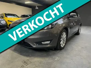 Ford Focus 1.0 Titanium Edition Voll optie ,stoelverw,Voorruitverw ,parkeerh,trekhaak .