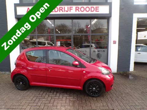 Toyota Aygo 1.0-12V 5-Drs Red Aspiration AIRCO,LEUKE UITVOERING! ''ZONDAG OPEN''