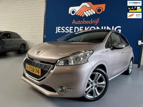 Peugeot 208 1.2 PureTech Style Pack Plus / bj.2015 / panoramadak / navigatie / climate /etc/ NAP met