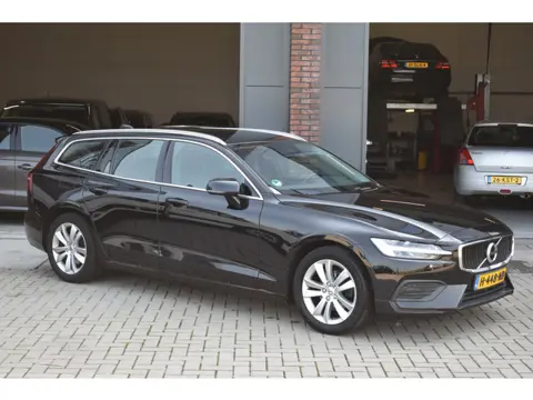 Volvo V60 2.0 D4 Momentum (bj 2020, automaat)