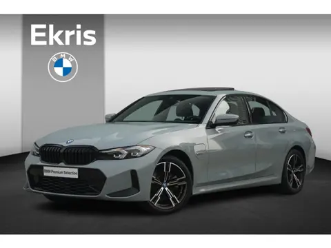 BMW 3-serie 330e M Sport | Schuif-kanteldak / HIFI / 18 Inch / Achteruitrijcamera / Stoelverwarming