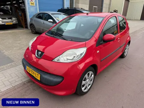 Peugeot 107 1.0-12V XS 5-deurs met nwe APK 3-2027 Airco Leuke auto met NAP en veel losse rekeningen.