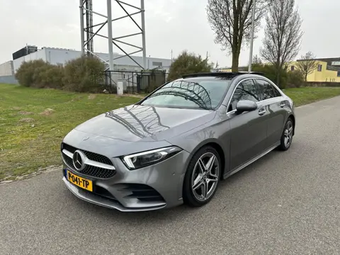 Mercedes-Benz A-klasse 180 d AMG Ambi light Pano Camera Sfeerverlichting VOLL