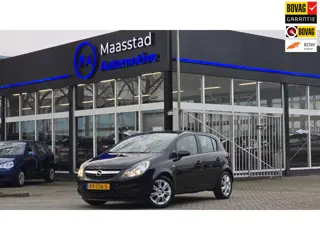 Opel Corsa 1.4-16V Sport uitvoering in nette staat