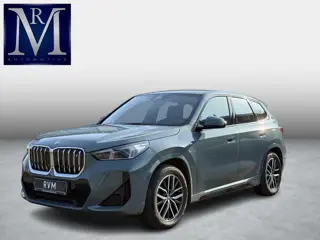 BMW iX1 xDrive30 67 kWh VAN € 41.900,- VOOR € 38.440,- UW LENTEVOORDEEL: € 3.460,-!| M-SPORT| COMPLE
