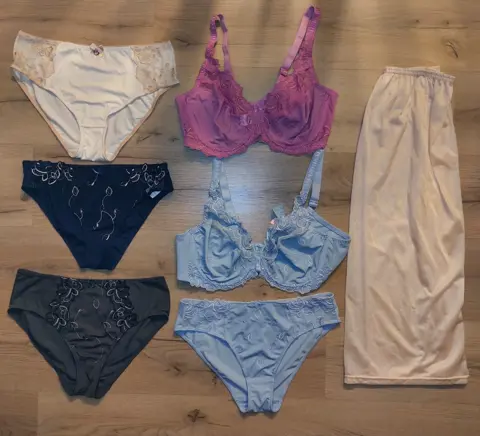 Zoek een lieve vrouw om met lingerie te spelen.