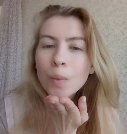 Rustige vrouw met een open blik op zoek naar oprechte connectie