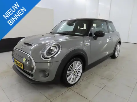 MINI COOPER ELECTRIC ESSENTIAL 33 KWH I P-CAMERA I CRUISE CONTROL I NAVIGATIE I STOELVERWARMING