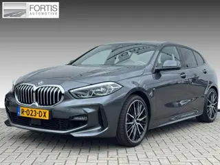 BMW 1-serie 118i High Executive M-PAKKET | NAVI | PDC | STOELVERWARMING | DEALDER ONDERH |