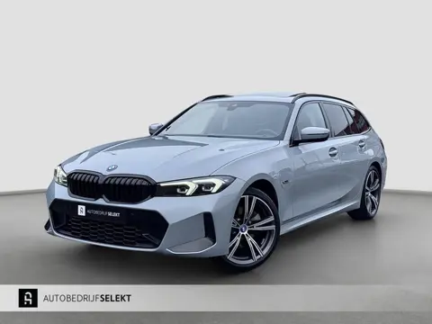 BMW 3-serie Touring 320e | M-Sport | Pano | Harman Kardon | 19 inch | Carbon | Stuurwiel verwarmd | 