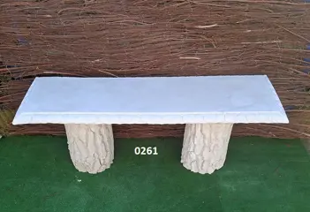 Tuinbank met boomstam zuil.