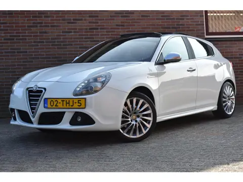 Alfa Romeo Giulietta 1.4 T Distinctive '12 Pano Leder Clima Navi Cruise Inruil mogelijk