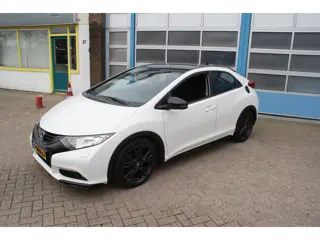 Honda Civic 1.8 Lifestyle black edition met een set winterbanden