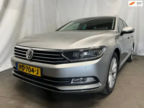 Volkswagen Passat Variant 1.6 TDI Highline SCHADEAUTO!!