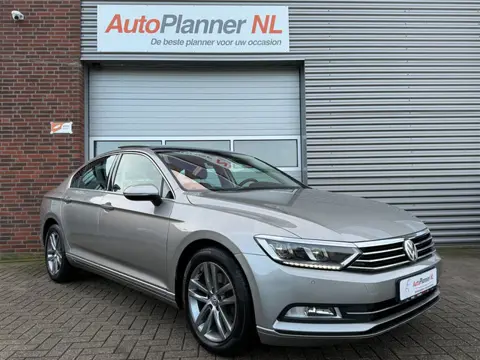 Volkswagen Passat 1.8 TSI Highline! Camera! Leder! Pano!