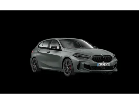 BMW 1-serie M135i xDrive | Live Cockpit | Panorama | Schaalstoelen | H&K | Head-Up | ACC | 18"LM | F