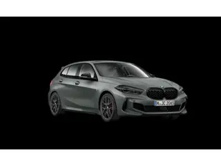 BMW 1-serie M135i xDrive | Live Cockpit | Panorama | Schaalstoelen | H&K | Head-Up | ACC | 18"LM | F