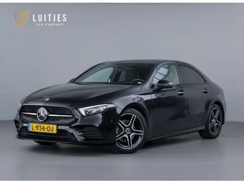 Mercedes-Benz A-klasse 200 AMG I Pano I Sfeerverl. I Org.NL I Camera I Stoelmemo I Multibeam I 1e-ei
