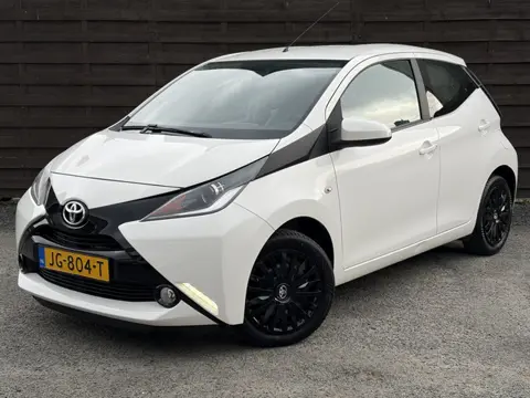 Toyota Aygo 1.0 VVT-i x-play / AC / CAMERA / GR.SCHERM / NAP