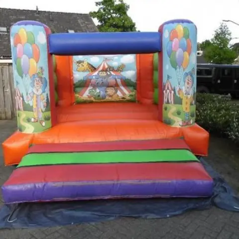 Wie huurt binnenkort een springkussen?