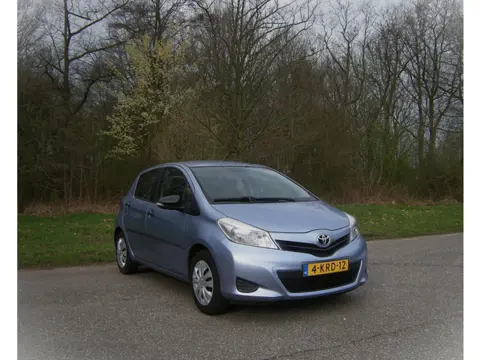 Toyota Yaris 1.0 VVT-i Comfort . 5 Deurs . Airco . Elec ramen en spiegels . Trekhaak . enz