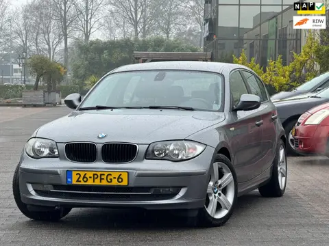 BMW 1-serie 118i Business Line | Climate control | Cruise control | LM velgen 17 inch | 2 sleutels |