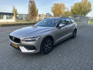 Volvo V60 2.0 B3 Essential Edition (bj 2024, automaat)