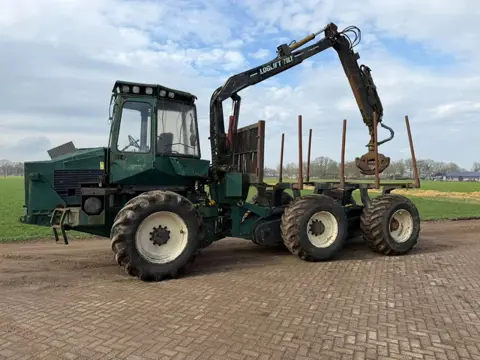 Bos uitrijwagen met laadkraan