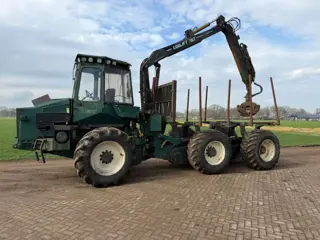 Bos uitrijwagen met laadkraan