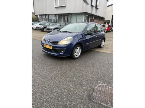 Renault Clio 1.6-16V Dynamique Comfort Airco,Keurig nette en goed onderhouden Clio. Apk 09-03-2027