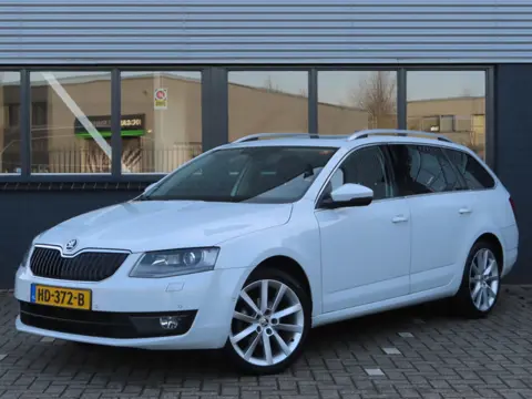 Škoda Octavia Combi 1.6 TDI Greentech Style Businessline | pano dak | DAB | stoelverwarming | trekha