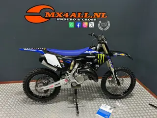Yamaha YZ 125 2025 Black Monster Style no KTM 125 SX YZ 250