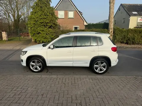 VOLKSWAGEN TIGUAN 1.4 TSI R-Line Edition*Panorama-schuifdak*trekhaak*NAP*automaat