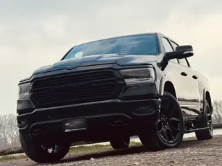 Dodge RAM 1500 LARAMIE NIGHT 5.7L V8, PANO, 12INCH SCREEN, POWERSTEPS, LPG, 22 INCH WHEELS