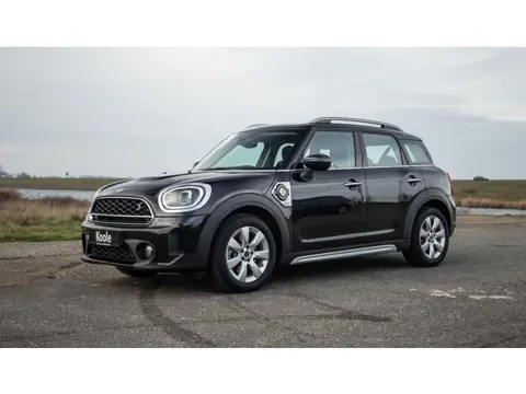 Mini Countryman 1.5 Cooper S E ALL4 Essential CAMERA / NAVI / CARPLAY / AIRCO / ZWART / STOELVERWARM