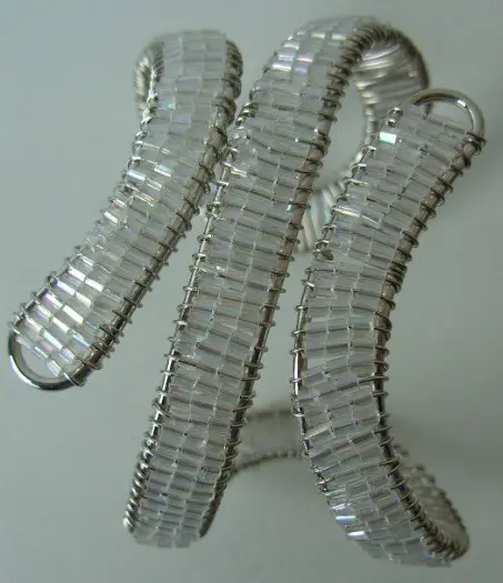 ARMBAND MET KRAALTJES WIT NIEUW