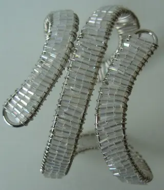 ARMBAND MET KRAALTJES WIT NIEUW