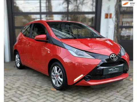 Toyota Aygo 1.0 VVT-i x-play camera / nav i/ velgen