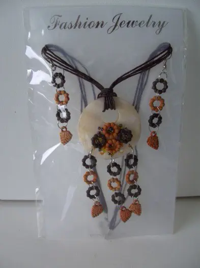 KETTING MET OORBELLEN PARELMOER KRANSJES (3) NIEUW