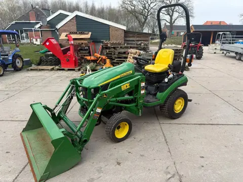 John Deere 1026R met voorlader en veegmachine (bj 2013)