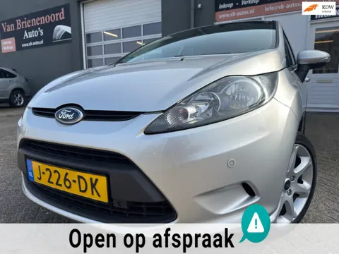 Ford Fiesta 1.25 Trend 5 drs met parkeersensoren en airco en goed onderhouden